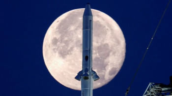 ভরা পূর্ণিমার মধ্যে চন্দ্রাভিযানের জন্য প্রস্তুত এসএলএস রকেট ও এর ওপরে ওরিওন ক্যাপসুল দেখা যাচ্ছে। ফাইল ছবি: রয়টার্স