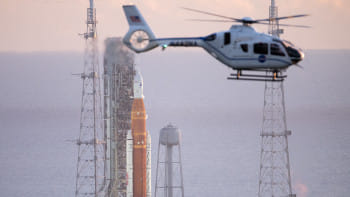 এসএলএস রকেটের সামনে দিয়ে উড়ে যাচ্ছে হেলিকপ্টার। ছবি: নাসা 