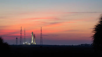 সুর্যোদয়ের সময় নাসার এসএলএস রকেটের দৃশ্য। ছবি: নাসা 