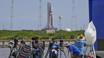 উৎক্ষেপণ স্থগিত হওয়ার পর ফটোগ্রাফাররা তাদের ক্যামেরা ও অন্যান্য উপকরণ গোছানো শুরু করেন। ছবি: এপি 