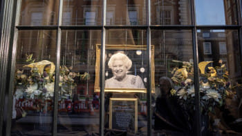 রানি দ্বিতীয় এলিজাবেথের প্রতি শ্রদ্ধা জানাচ্ছেন ভক্তরা। ছবি: রয়টার্স