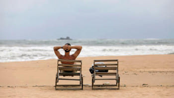 গত ৩ বছর পর্যটনকেন্দ্রগুলো ফাঁকা থাকলেও সম্প্রতি এই খাতের সুদিন ফিরেছে। গালে'র উনাউতুনা বিচের ফাইল ছবি: রয়টার্স