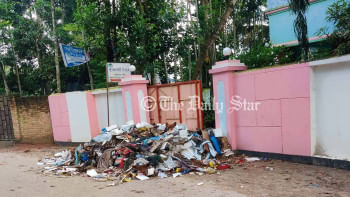 গেটের সামনে ময়লা