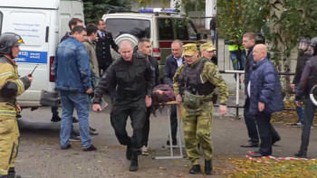 ঘটনাস্থল থেকে আহতদের সরিয়ে নিয়ে যাচ্ছেন নিরাপত্তা কর্মীরা। ছবি: এপি