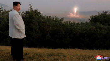 ক্ষেপনাস্ত্র পরীক্ষা তত্ত্বাবধান করছেন কিম জং উন স্বয়ং। ছবি: রয়টার্স