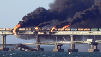 রাশিয়া ও ক্রিমিয়ার মধ্যে সংযোগ স্থাপনকারী গুরুত্বপূর্ণ কের্চ সেতুতে বিস্ফোরণে আগুন ধরে যায়। ছবি: এএফপি