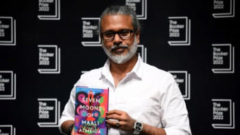 শ্রীলঙ্কার লেখক শেহান করুনাতিলকা তার দ্বিতীয় বই ‘দ্য সেভেন মুনস অব মালি আলমেইদা’র জন্য ফিকশন ক্যাটাগরিতে বুকার পুরস্কার জিতেছেন। ছবি: এএফপি