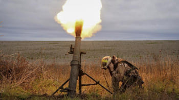 খারকিভে রুশ সামরিক স্থাপনার উদ্দেশ্যে মর্টারের গোলা ছুঁড়ছে ইউক্রেনের বাহিনী (২৫ অক্টোবর, ২০২২)। ছবি: এপি
