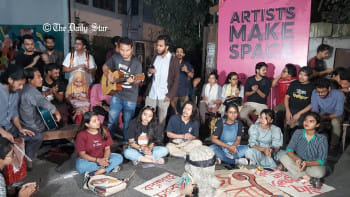 মূল ক্যাম্পাসে ফেরার দাবিতে চবি চারুকলা শিক্ষার্থীদের সড়ক অবরোধ 