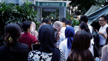 ভূমিকম্প হওয়ার পর দালান থেকে সবাইকে বের করে আনা হয়। ছবি: রয়টার্স