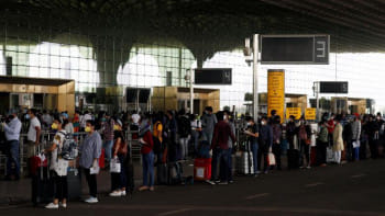 মুম্বাইয়ের আন্তর্জাতিক বিমান বন্দর। ফাইল ছবি: রয়টার্স