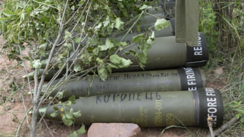 রুশ অবস্থানের ওপর নিক্ষেপের জন্য এম৭৭৭ হাউইটজার কামানের গোলা প্রস্তুত রাখা হয়েছে। ছবি: এপি 