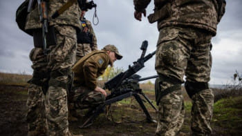 ইউক্রেন যুদ্ধের কারণে বৈশ্বিক অস্ত্রের চাহিদা বেড়েছে এবং একই সঙ্গে সরবরাহ সংকটও বেড়েছে। ছবি: এএফপি