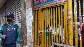 গলির মুখ বন্ধ করে দিয়েছে পুলিশ, কেউ বের হতে পারছেন না নয়াপল্টনে গলির মুখ বন্ধ