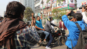 নয়াপল্টনে সন্দেহ হলেই আটক