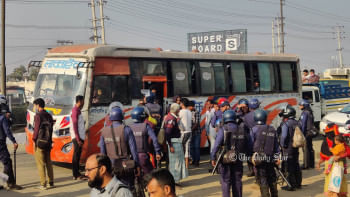 ঢাকায় যানবাহন প্রবেশে ‘বাধা’ দিচ্ছে পুলিশ ঢাকায় যানবাহন প্রবেশে বাধা