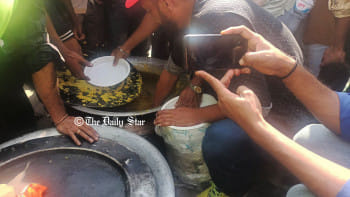 খিচুড়ি-পানি-শুকনো খাবার বিতরণ