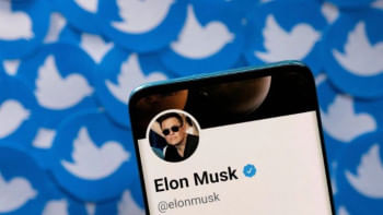 টুইটারের ভেরিফায়েড প্রোফাইল ও টুইটার ব্লু সেবা পেতে অ্যাপল ব্যবহারকারীদের গুণতে হবে মাসে ১১ ডলার করে। ছবি: রয়টার্স