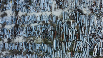 খারকিভের একটি গ্রামে রুশ বাহিনীর ফেলে যাওয়া এমএলআরএস কামানের গোলা। ছবি: রয়টার্স খারকিভের একটি গ্রামে রুশ বাহিনীর ফেলে যাওয়া এমএলআরএস কামানের গোলা। ছবি: রয়টার্স