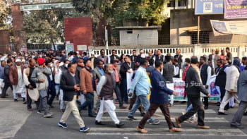 আওয়ামী লীগের নেতাকর্মীদের পদচারণায় সোহরাওয়ার্দী উদ্যান উৎসবমুখর