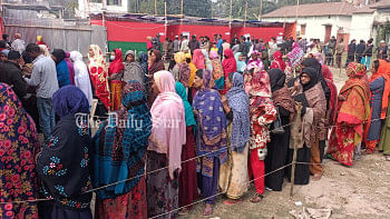 নারী ভোটারের ভিড়, পুরুষের উপস্থিতি কম রংপুর সিটি নির্বাচন