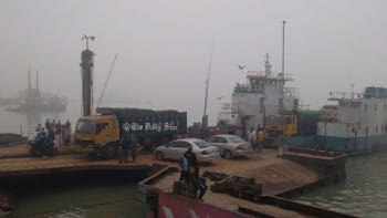 ঘন কুয়াশায় পাটুরিয়া-দৌলতদিয়া নৌপথে সাড়ে ৭ ঘণ্টা ফেরি চলাচল বন্ধ