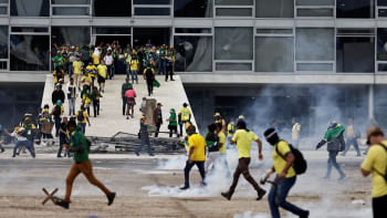 ব্রাজিলের উগ্র-ডানপন্থি সাবেক প্রেসিডেন্ট জায়ের বলসোনারোর সমর্থকরা দেশটির প্রেসিডেন্টের প্রাসাদে হামলা চালাচ্ছেন। ছবি: রয়টার্স