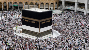 পবিত্র কাবা শরীফে হজযাত্রীরা। ফাইল ছবি: রয়টার্স