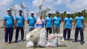 কুয়াকাটা সৈকতে অপচনশীল বর্জ্য