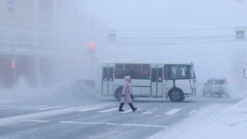 ইয়াকুতস্কের এক ঠান্ডা দিনে এক পথচারী রাস্তা পার হচ্ছেন। ছবি: রয়টার্স