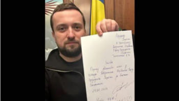 হাতে লেখা পদত্যাগপত্র জমা দিয়েছেন জেলেনস্কির উপদেষ্টা তিমোশেনকো। ছবি: রয়টার্স