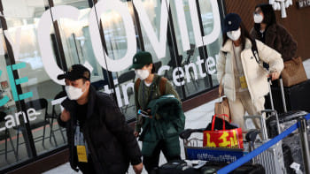 টোকিওর বিমানবন্চীদরে ন থেকে আসা যাত্রীদের করোনাভাইরাস পরীক্ষা করার ব্যবস্থা নেওয়া হচ্ছে। ছবি: রয়টার্স