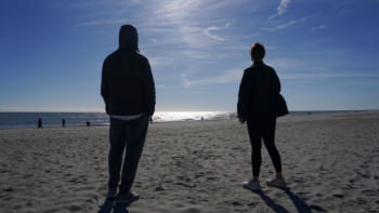 দর্শনার্থীরা বেলুন ভূপাতিত হতে দেখছেন। ছবি: রয়টার্স