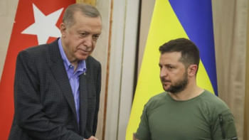 তুরস্কের প্রেসিডেন্ট রিসেপ তাইয়েপ এরদোয়ান ও ইউক্রেনের প্রেসিদেন্ট ভলোদিমির জেলেনস্কি। ছবি: রয়টার্স