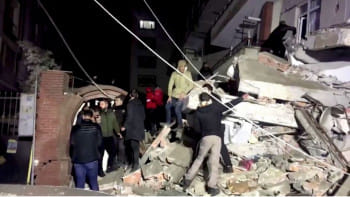 তুরস্কের দিয়ারবাকিরে ভূমিকম্পের পর ভেঙে পড়া দালানের ধ্বংসাবশেষের ভেতর উদ্ধার কার্যক্রম চালাচ্ছেন স্বেচ্ছাসেবকরা। ছবি: রয়টার্স 