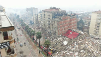 তুরস্কের কাহরামানমারাসে ভূমিকম্পে ক্ষতিগ্রস্ত ও ধসে পড়া ভবন। ছবি: রয়টার্স