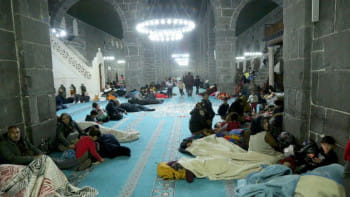 তুরস্কের দিয়ারবাকিরে অবস্থিত ঐতিহাসিক উলু মসজিদে ভূমিকম্প থেকে বেঁচে যাওয়া ব্যক্তিরা আশ্রয় নিয়েছেন। ছবি: রয়টার্স