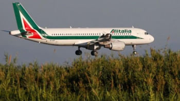 মহামারিতে আলিতালিয়ার মতো পুরনো ও ঐতিহ্যবাহী এয়ারলাইন্সও বন্ধ হয়ে গেছে। ছবি: রয়টার্স