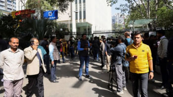 নয়া দিল্লিতে বিবিসির কার্যালয়ে কর কর্মকর্তারা তল্লাশি চালানোর সময়  ফটকের সামনে গণমাধ্যম কর্মীরা জড়ো হন। ছবি: রয়টার্স নয়া দিল্লিতে বিবিসির কার্যালয়ে কর কর্মকর্তারা তল্লাশি চালানোর সময়  ফটকের সামনে গণমাধ্যম কর্মীরা জড়ো হন। ছবি: রয়টার্স