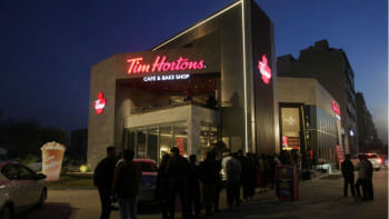 ঘণ্টার পর ঘণ্টা লাইন ধরে দাঁড়িয়ে থেকে পাকিস্তানের ভোক্তারা  টিম হরটন্সের কাঙ্ক্ষিত কফি বা প্যাস্ট্রির স্বাদ নিচ্ছেন। ছবি: রয়টার্স