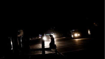 বিদ্যুৎ বিভ্রাট এখন শ্রীলঙ্কায় নিয়মিত ঘটনা। ছবি: রয়টার্স