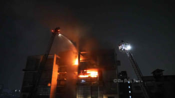 ১২ তলা থেকে লাফ দিয়ে মারা যান আনোয়ার গুলশানে আগুন