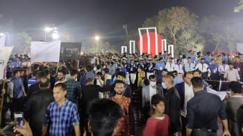 শহীদ মিনারে সর্বস্তরের মানুষের শ্রদ্ধা