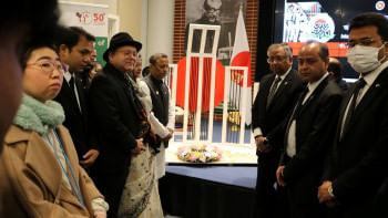 একুশের প্রথম প্রহরে প্রবাসী বিভিন্ন সংগঠনের পক্ষ থেকে টোকিও শহীদ মিনার বেদীতে পুস্পস্তবক অর্পণের  মাধ্যমে শহীদদের প্রতি শ্রদ্ধা জানানো হয়।