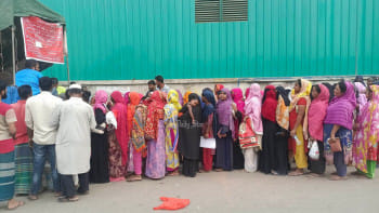 ৯ ঘণ্টা লাইনে দাঁড়িয়ে ওএমএসের চাল নয়, যেন হাতে পেলেন চাঁদ
