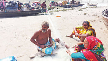 শিবদাস ব্যানার্জির কথায়, ভূপেন হাজারিকার সুরে ও প্রতিমা ব্যানার্জির কণ্ঠে গাওয়া 'জলে ভাসা পদ্ম আমি' গানটি ২ বাংলাতেই সমান জনপ্রিয়।