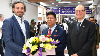 কাফিয়েরোকে স্বাগত জানান পররাষ্ট্রমন্ত্রী এ কে আব্দুল মোমেন। ছবি: সংগৃহীত