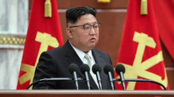 কৃষি বিষয়ক জরুরি বৈঠকে অংশ নিচ্ছেন উত্তর কোরিয়ার নেতা কিম জং উন। ছবি: রয়টার্স