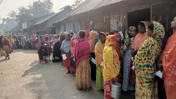 বেড়েছে চাহিদা, ওএমএসের চাল-আটা না পেয়ে অনেকেই ফিরছেন খালি হাতে
