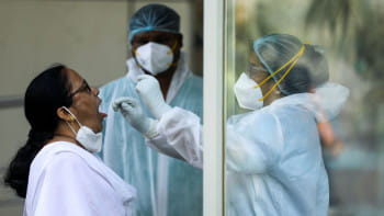 ভারতে করোনাভাইরাস পরীক্ষা করছেন এক নারী। ফাইল ছবি: রয়টার্স